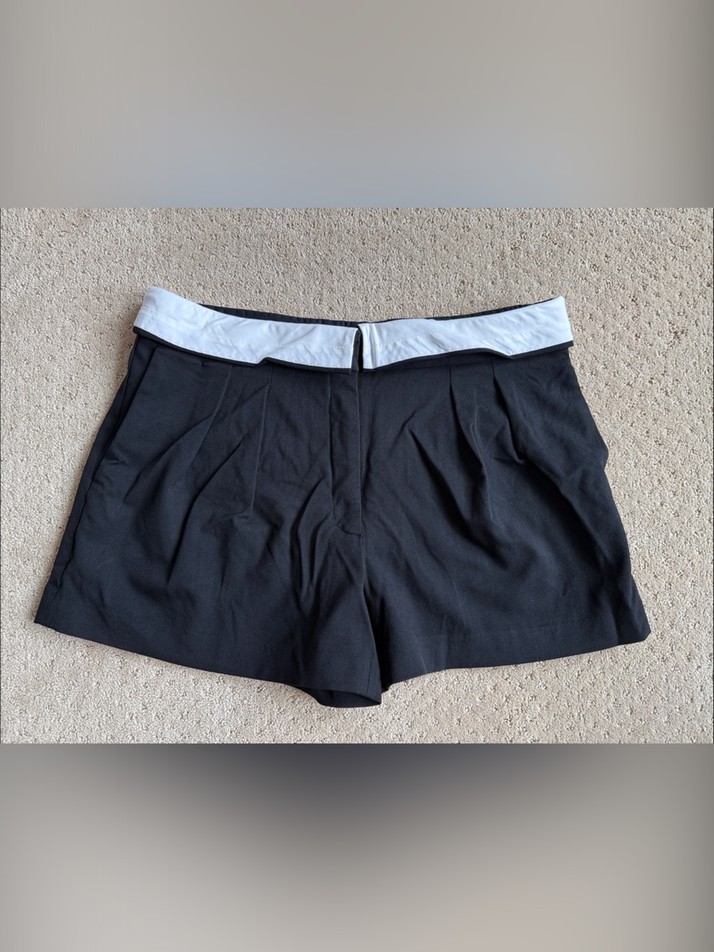 Aritzia Babaton High Waist Pleated Shorts w/White Waistband, Black, Sz 10